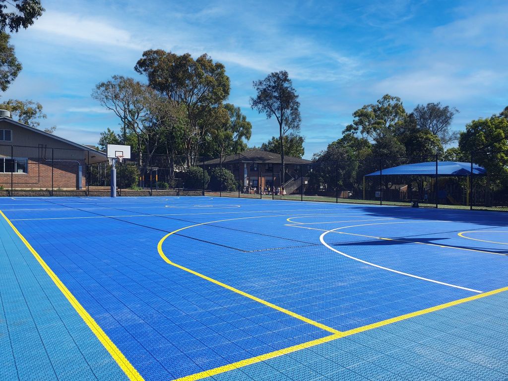 Bilder eines von moducourts für einen Kunden gebauten Basketball Platzes