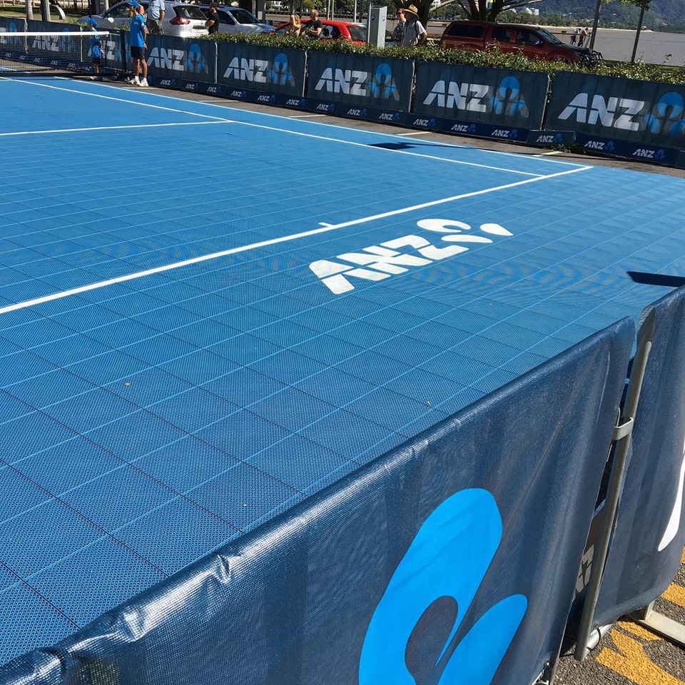 Dies ist ein Bild eines Tennisplatzes im Freien