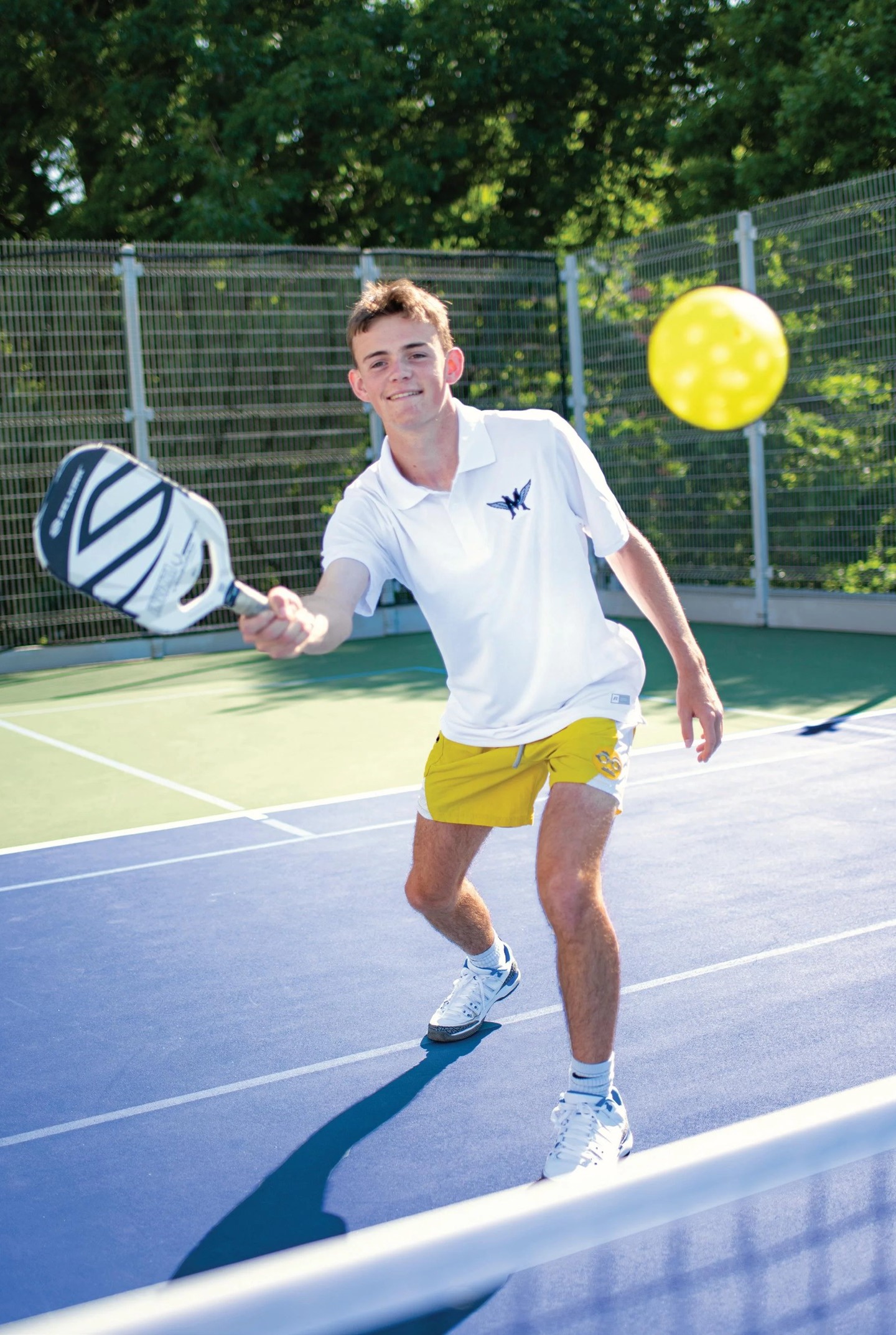 Ein Mann spielt Pickleball