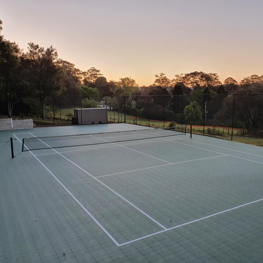 Tennisplatz in voller Größe im Hinterhof