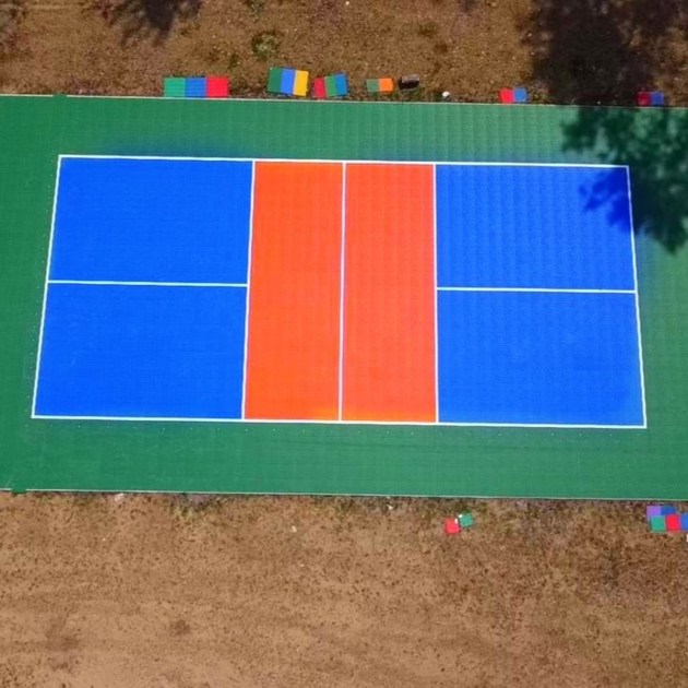 Pickleball-Feld im Hinterhof