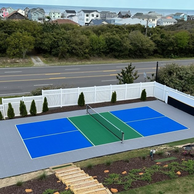 Pickleball-Platz im Hinterhof