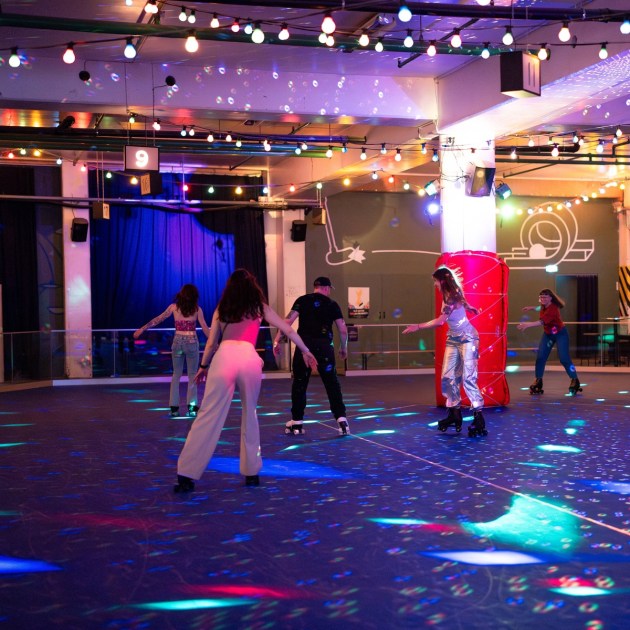 Rollschuhbahn im Innenbereich