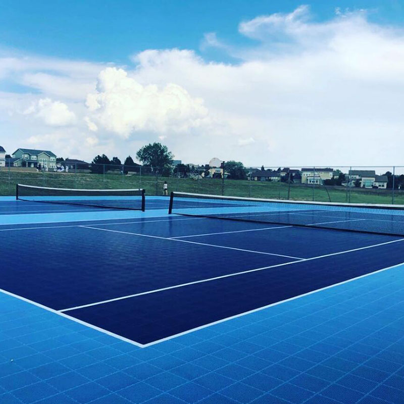 Dunkelblauer Tennisplatz