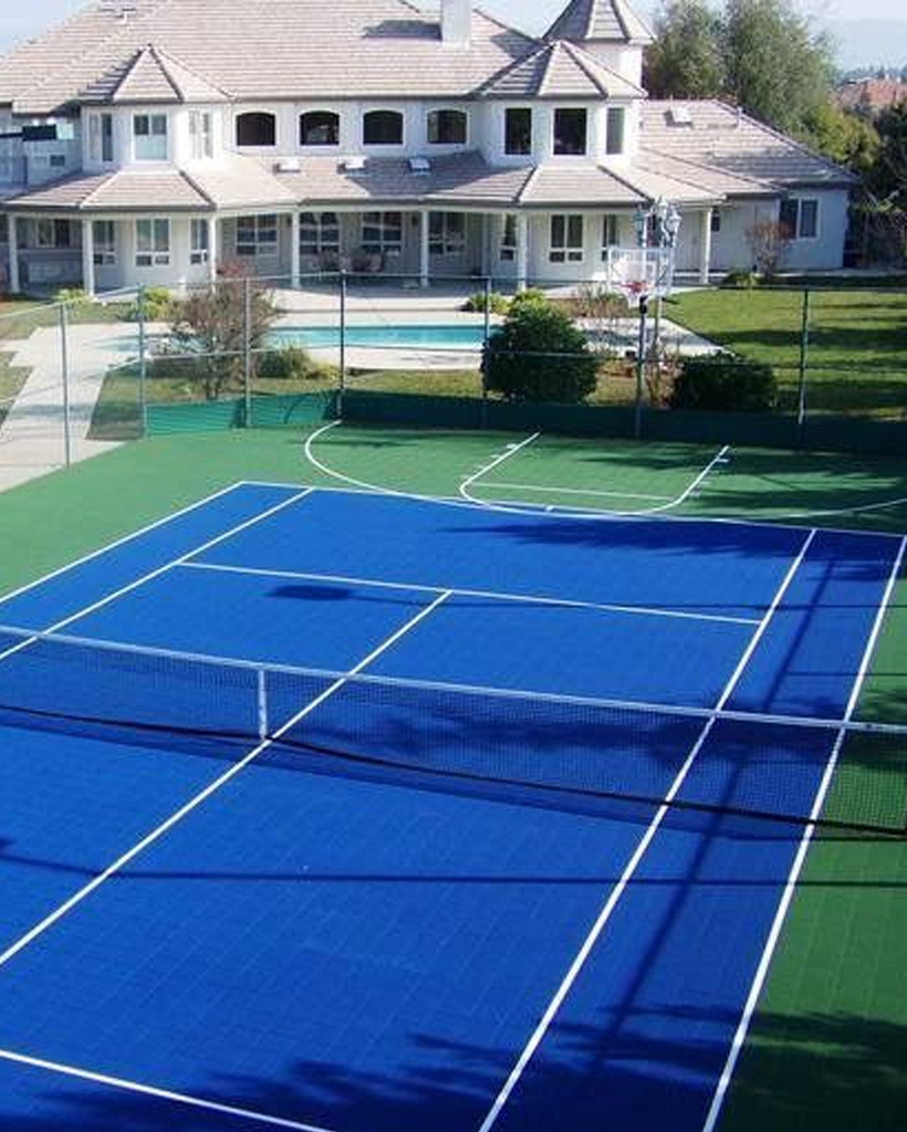 ein Tennis Platz im Hinterhof
