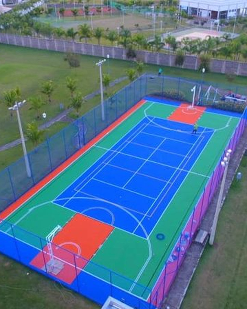 Multifunktionaler Sportplatz im Freien