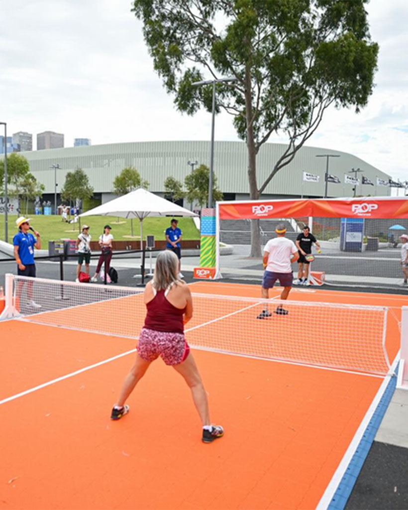 Orangefarbener Pickleball Platz-ModuCourts