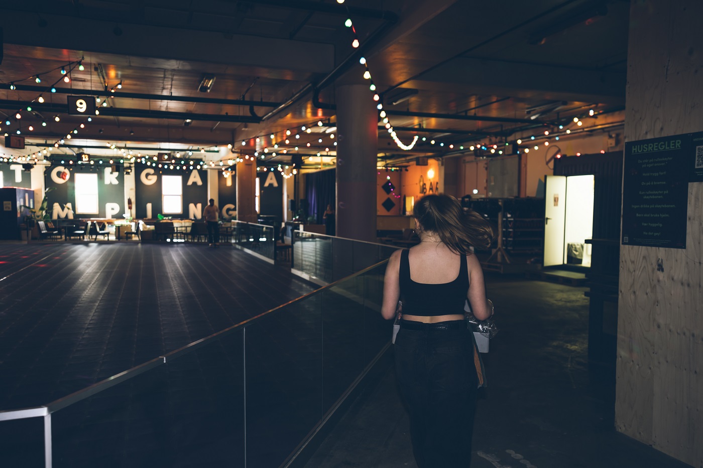 Schwarze Rollschuhhalle-ModuCourts