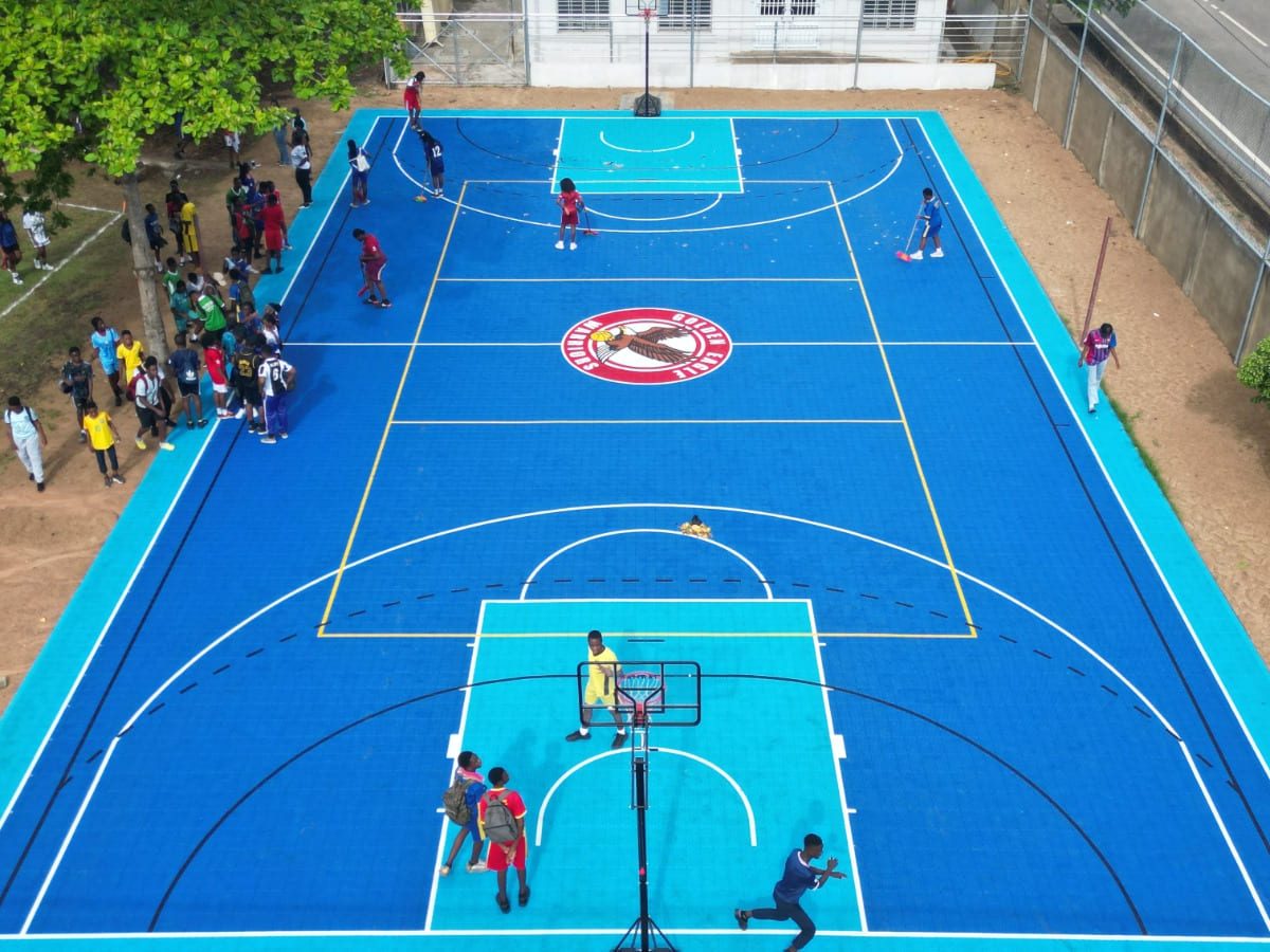 Basketballplatz der Schule-2