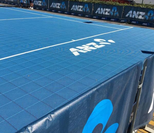 Dies ist ein Bild eines Tennisplatzes im Freien