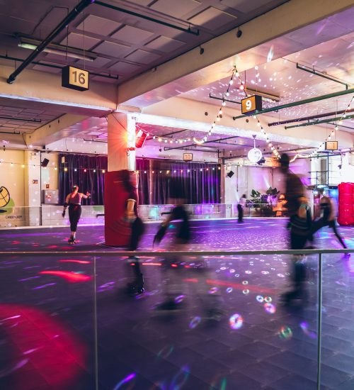 Schwarze Rollschuhbahn im Innenbereich